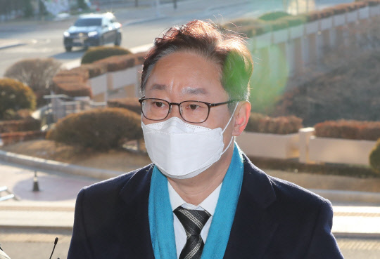 박범계 법무부 장관이 8일 오전 정부과천청사 법무부로 들어서고 있다.  연합뉴스